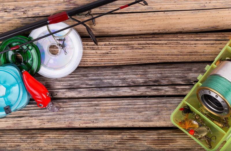 以干茎为背景的各种渔具