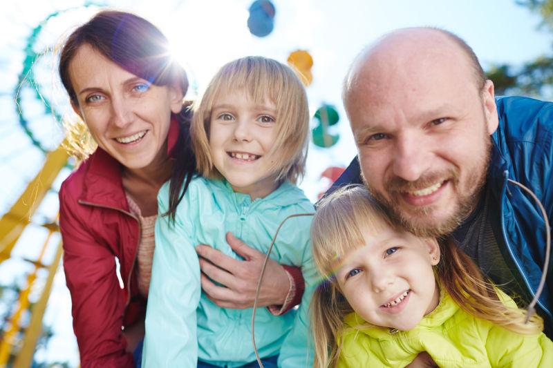 快乐家庭一家四口在游乐场