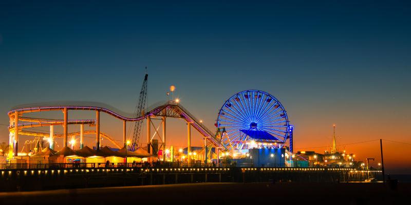 圣莫尼卡码头费里斯轮在黄昏时分亮起