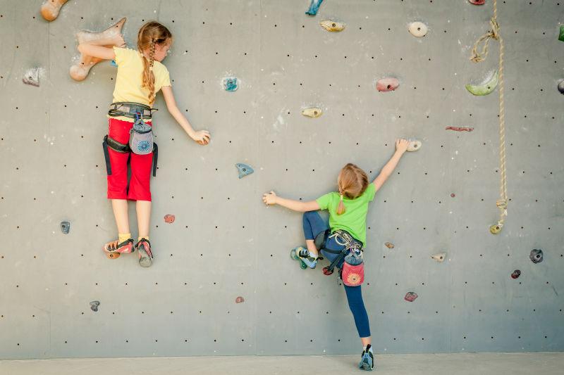 游乐场两个小女孩攀岩