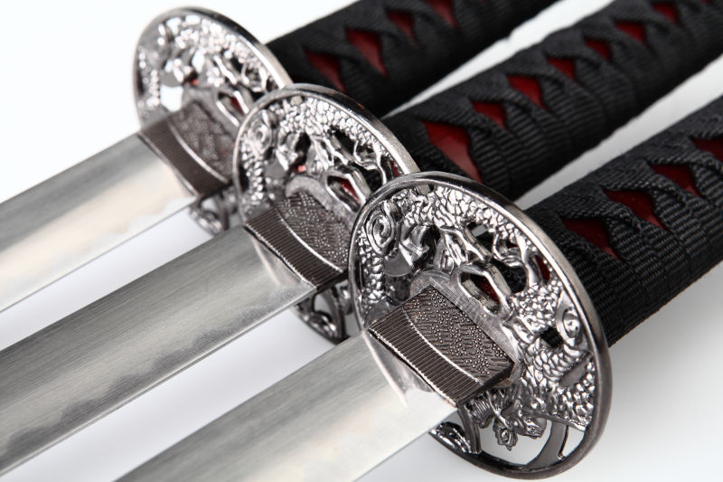 白色背景下的日本武士刀手柄特写