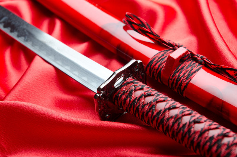 日本刀图片 红缎背景下的日本刀素材 高清图片 摄影照片 寻图免费打包下载