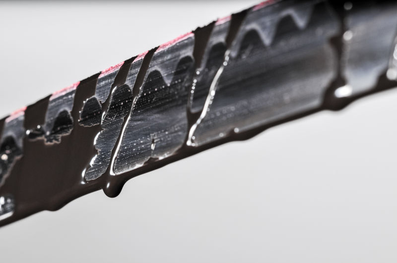 尖刀刀锋滴落黑色液体