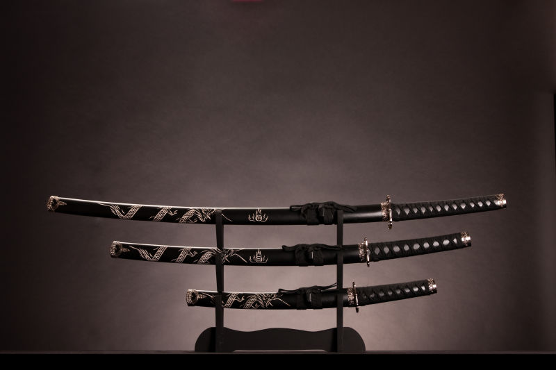 三古代日本刀图片 单色照明背景中三古代日本刀素材 高清图片 摄影照片 寻图免费打包下载