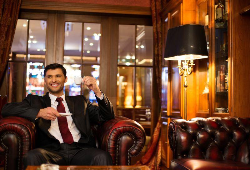 坐在豪华沙发上的男人