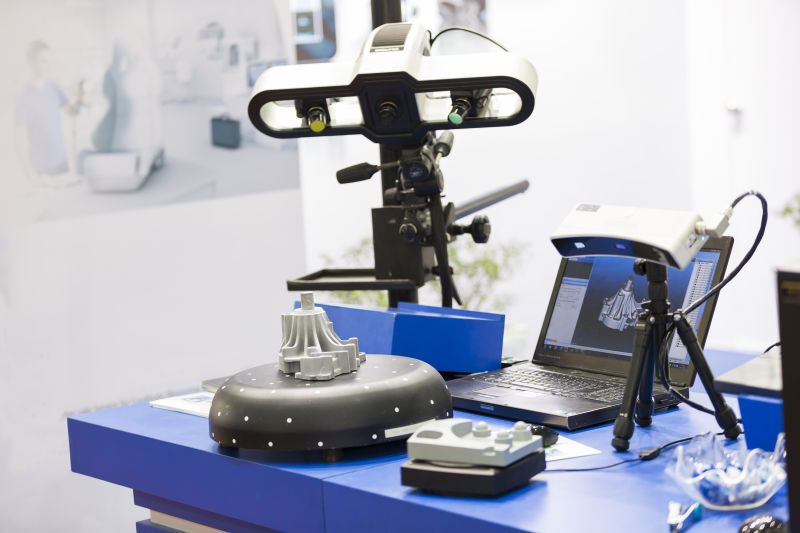 桌上的三维扫描设备和笔记本电脑