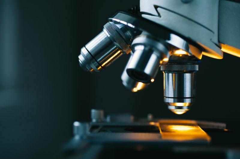 暗色背景上的显微镜