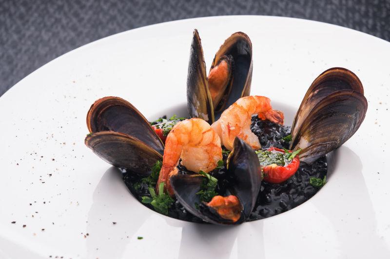 白色盘子里的虾仁和贻贝拼盘