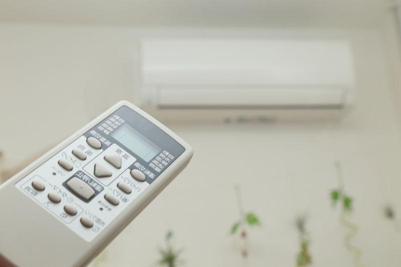 空调遥控和白色空调