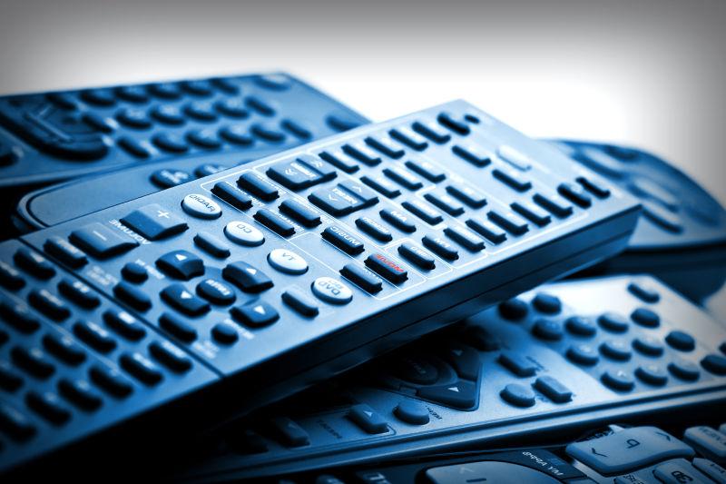 一堆黑色的遥控器