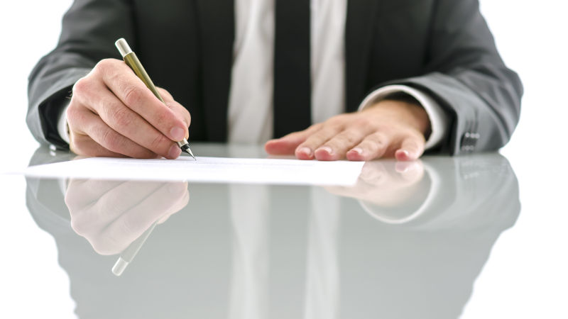 律师正在写文件