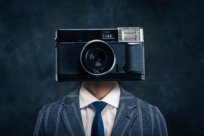 人的身体上顶着一个相机头