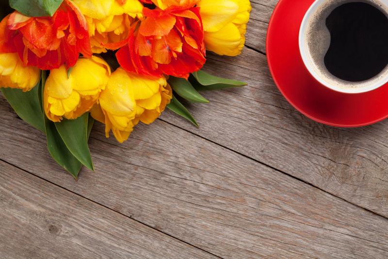 桌面的咖啡和郁金香