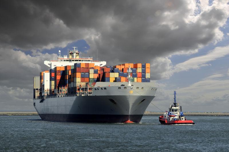 海面上等待救援的集装箱船