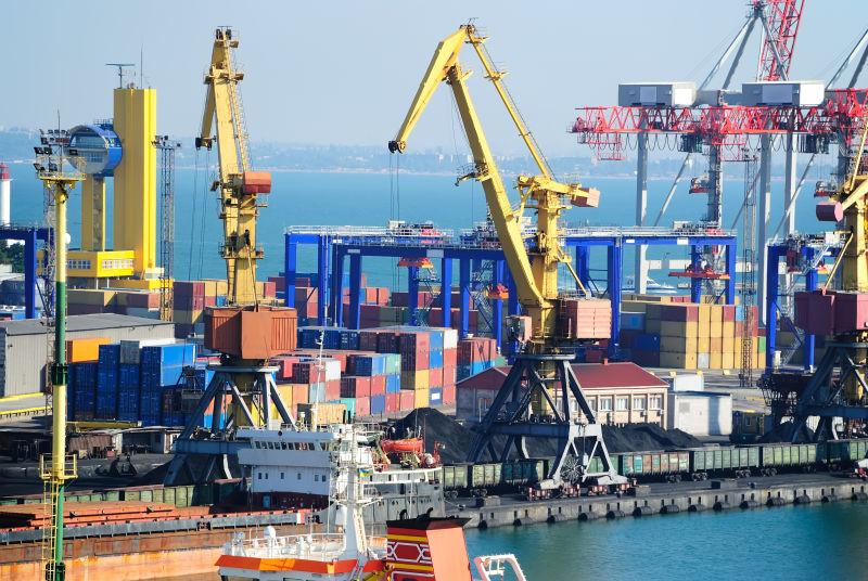 用起重机装卸货物的港口