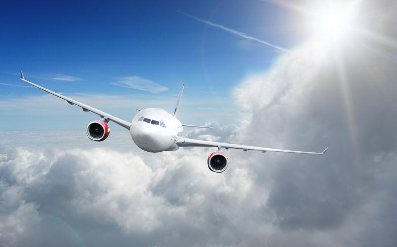 在云层之上飞行的飞机