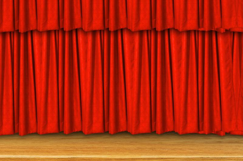 黄色舞台上带有褶皱的红色幕布