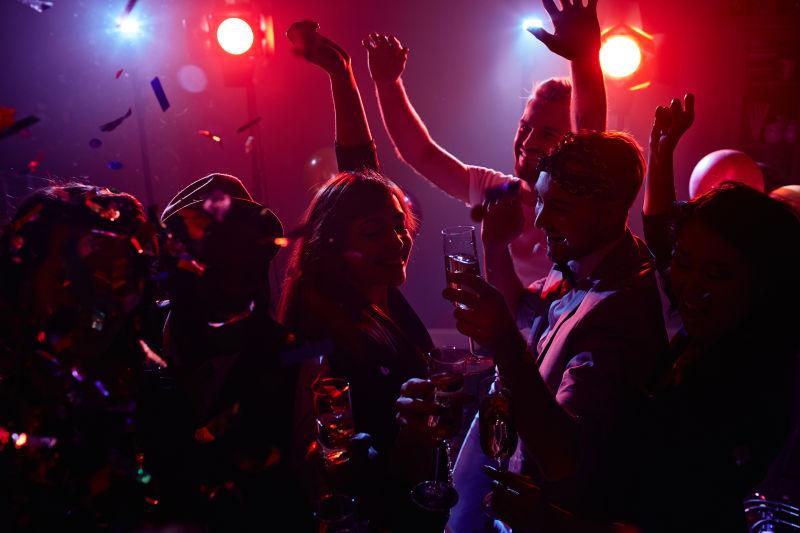 充满活力的舞者图片-在迪斯科舞厅跳舞的香槟朋友素材-高清图片-摄影照片-寻图免费打包下载