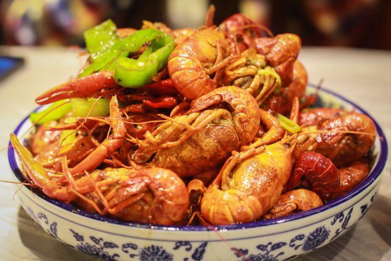 青花瓷碗中的油炸龙虾