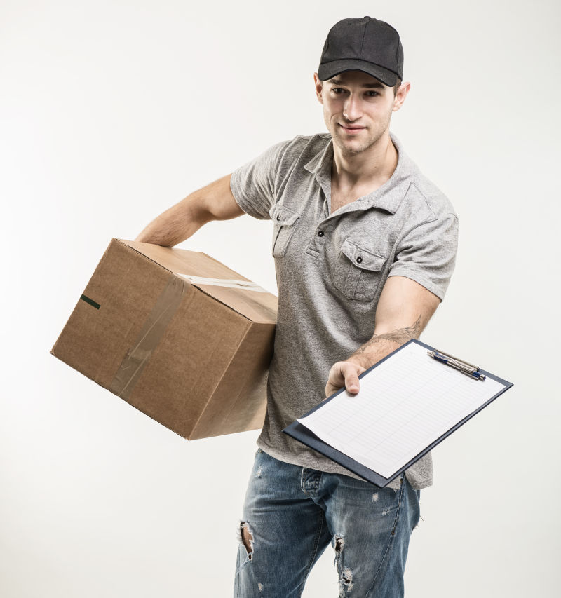 派送员拿着包裹和快递