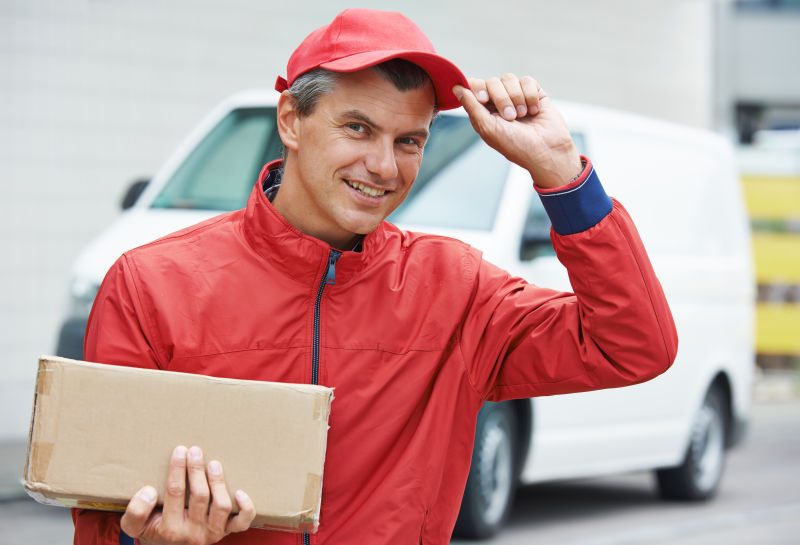 快递员面带笑容的拿着包裹