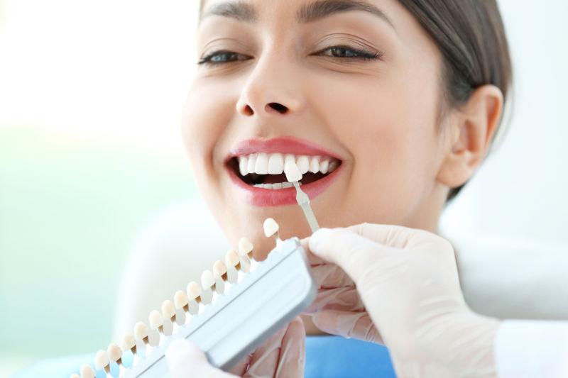 牙医帮美女美白牙齿