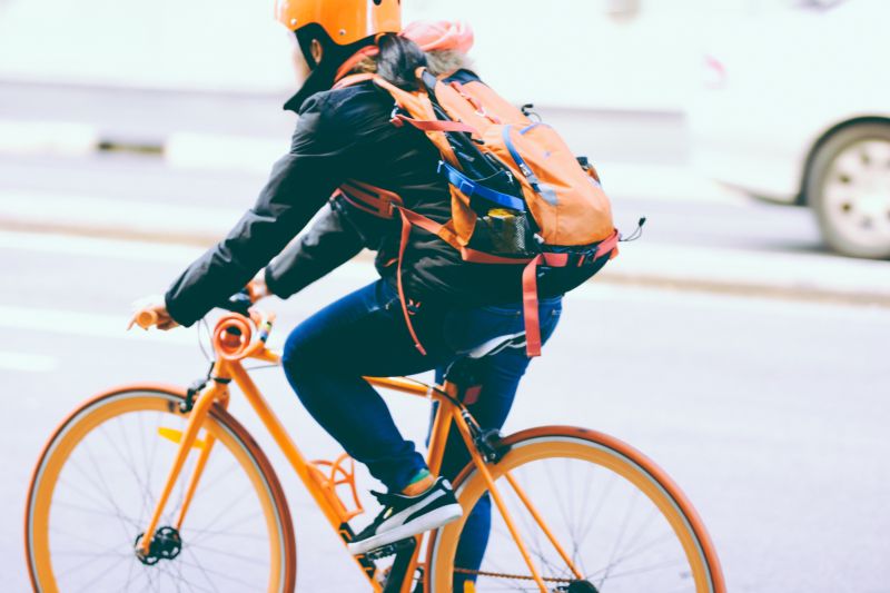 骑着橙色自行车的人