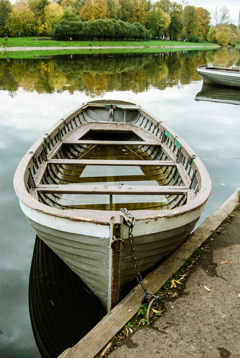 停靠在岸边的船