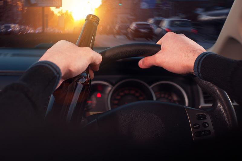 迎着落日行驶的汽车