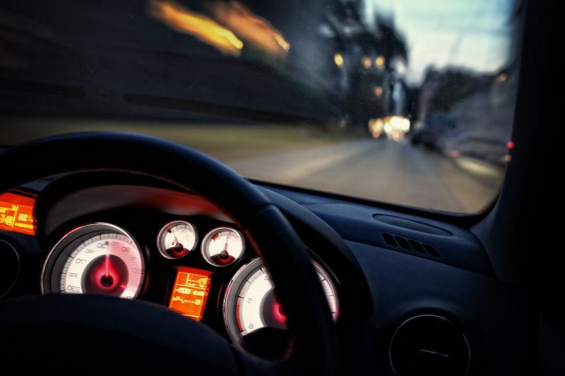 模糊背景中的行驶的汽车