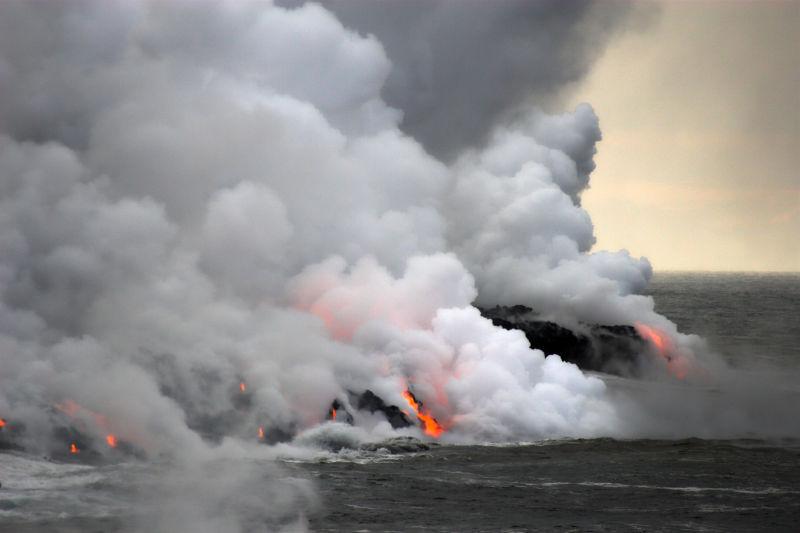 火山熔岩流入海洋