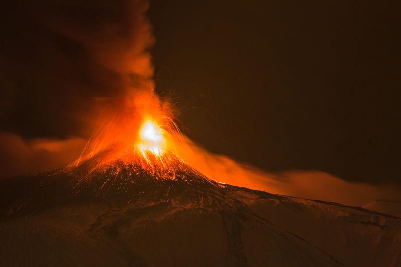 夜间火山喷发