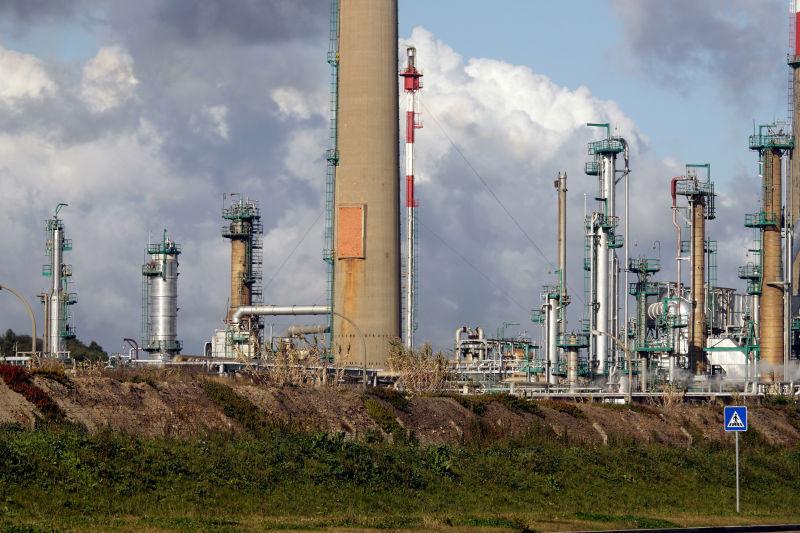 一座大型的工业炼油厂有红烟囱和白色烟囱
