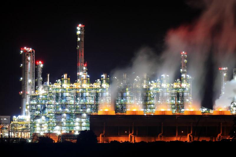 泰国东部沿海夜间炼油厂