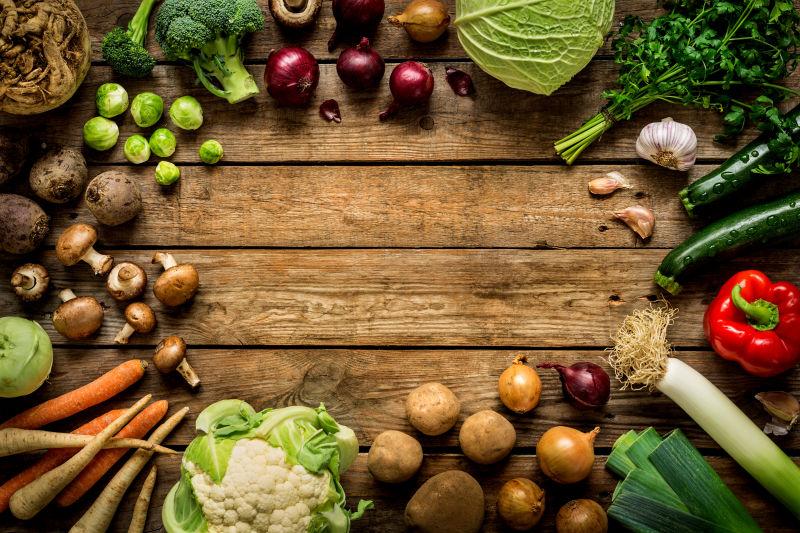 秋季蔬菜在老式乡村木质背景