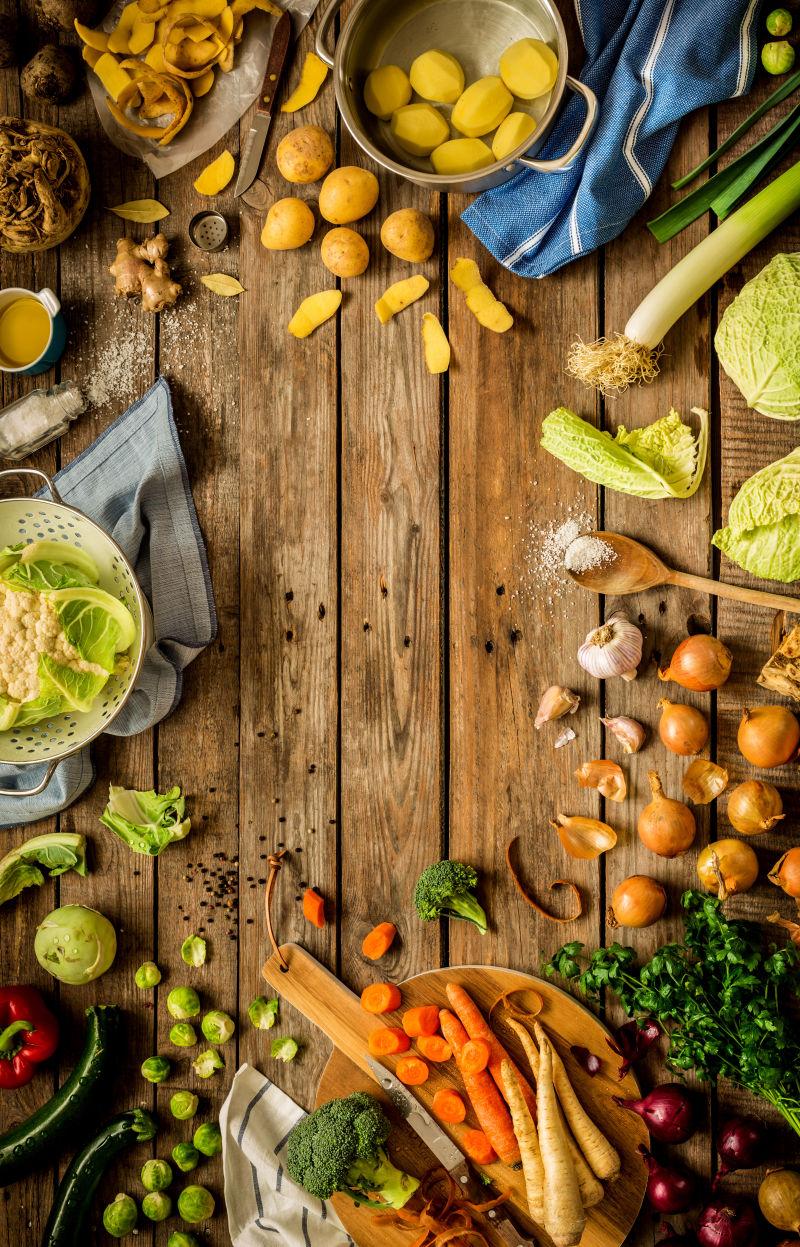 在老式的乡村木质背景下烹饪秋季蔬菜