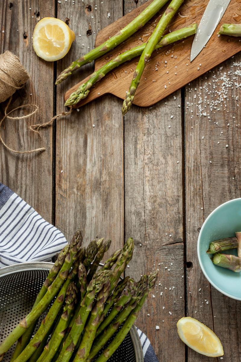 芦笋在农村厨房的老式木桌上