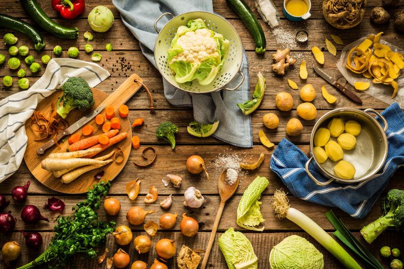 在老式的乡村木制背景下准备烹饪秋季蔬菜