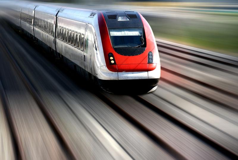 在铁轨上高速行驶的列车