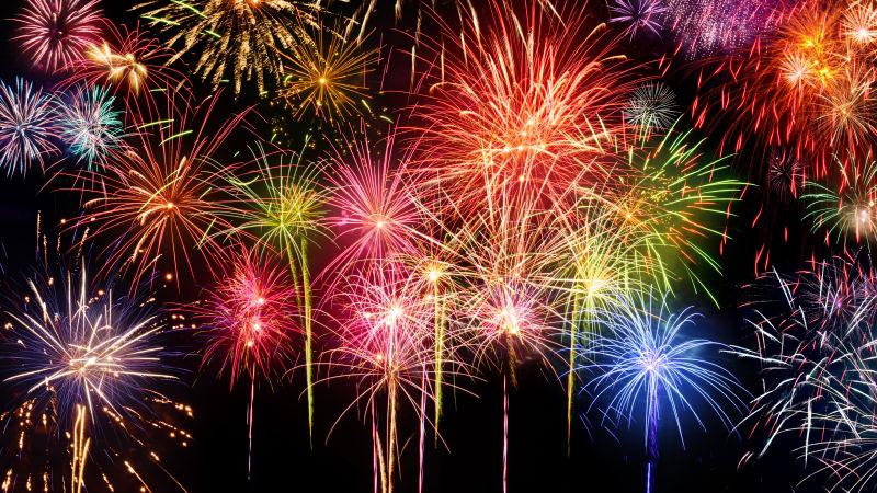 黑色背景下五颜六色的烟花