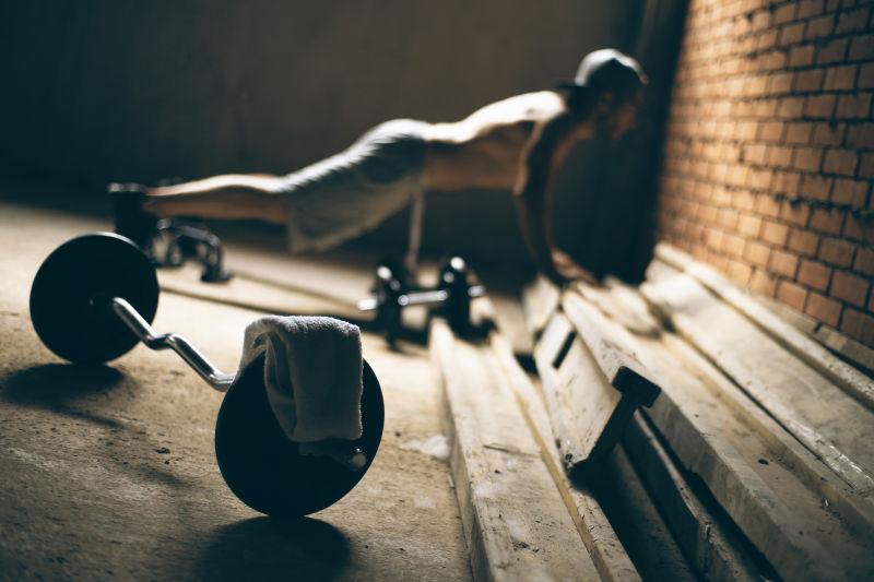 正在俯卧撑锻炼的男人