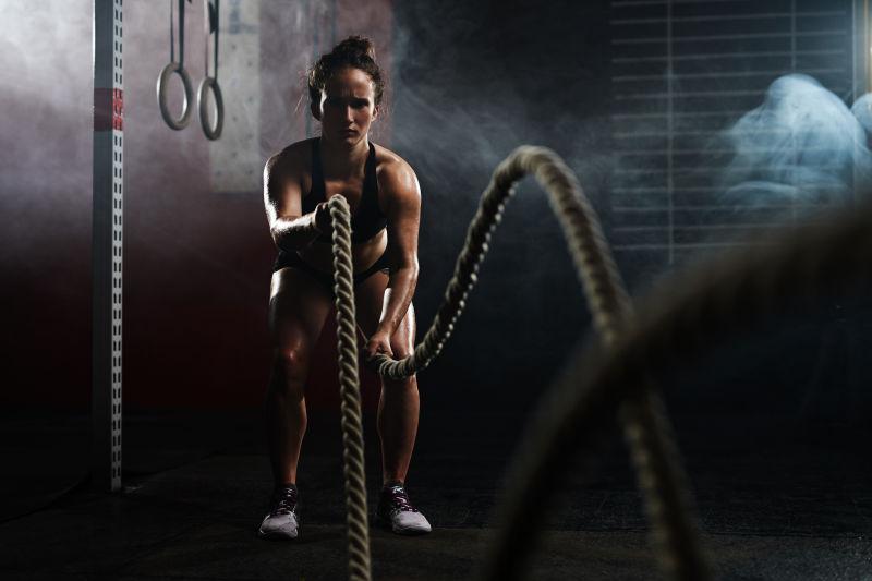 正在用战绳锻炼的女人