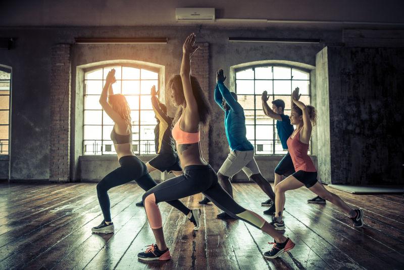 健身房里做着健身操的团队