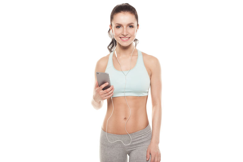 听音乐的健身女人