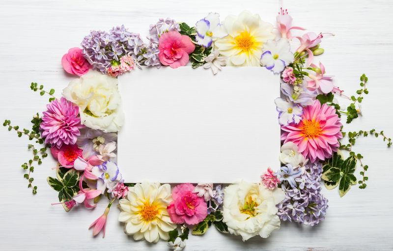 在白色背景下花环里的卡片