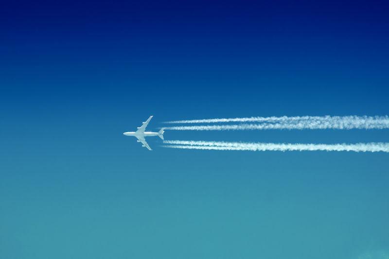 飞机在空中快速飞行