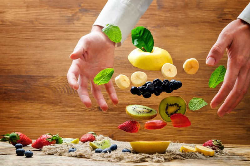 双手和飞起来的水果