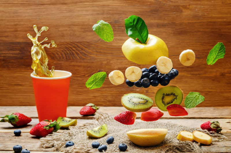 飞起来的水果和飞溅的果汁