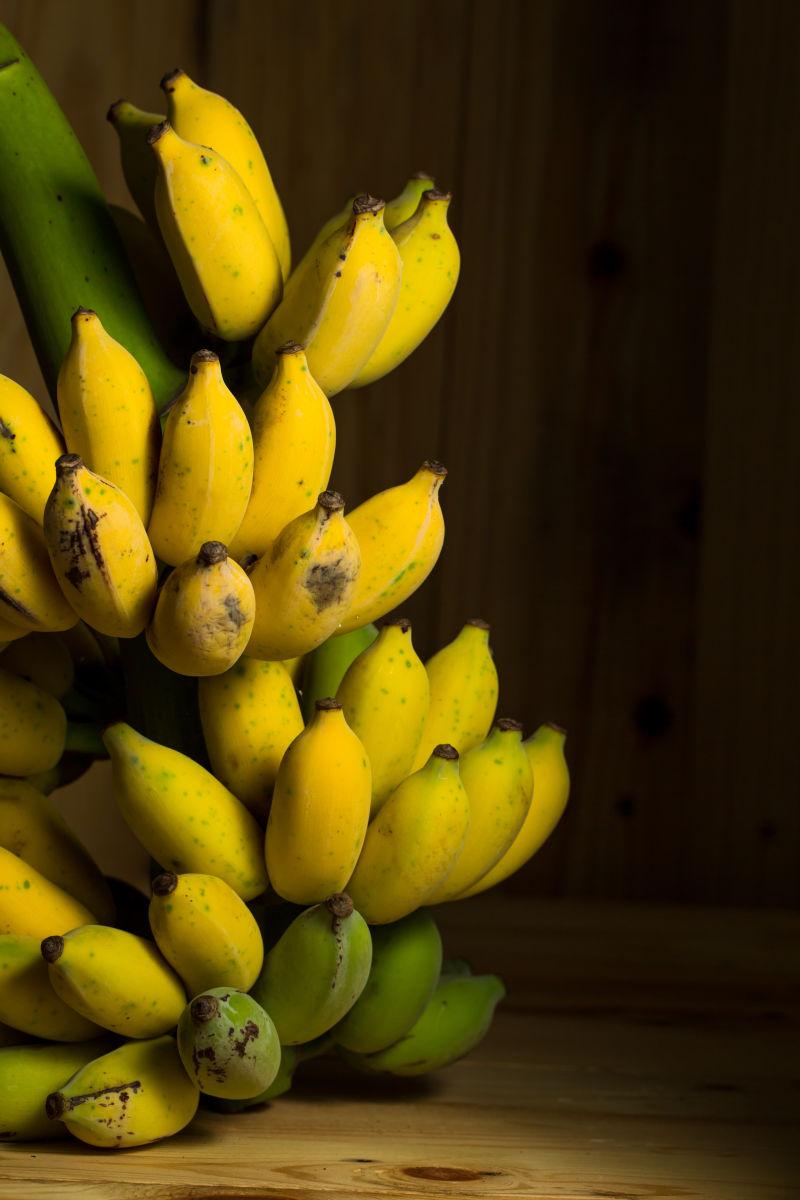 木质地板上的新鲜香蕉
