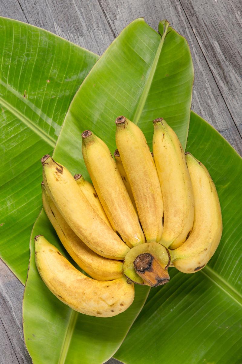 木质地板叶子上的新鲜香蕉